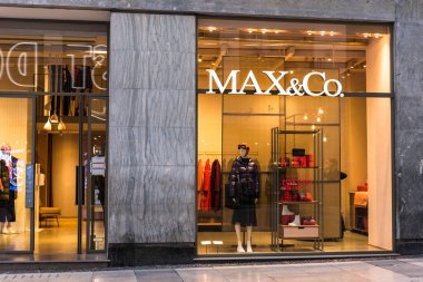 VERONA, İTALYA, 20 EYLÜL 2020: Max and Co Verona Şehir Merkezi