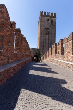 Scaliger Köprüsü 'ndeki Castel Vecchio Köprüsü.