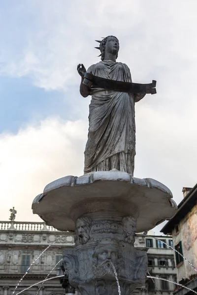 Συντριβάνι Της Παναγίας Βερόνας Στην Piazza Erbe — Φωτογραφία Αρχείου