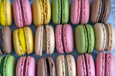 Renkli kurabiye çeşitleri çöl pastaları. 