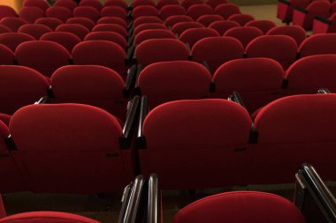 Sinema koltukları, kırmızı koltuklar.