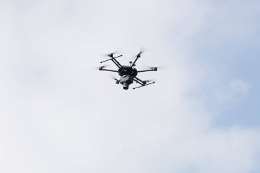 Bulutlarla, teknoloji ekipmanlarıyla gökyüzünde uçan dron