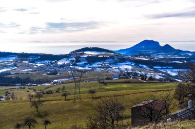 Arka planda dağ sırası olan güzel bir manzara.