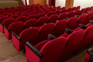 Sinema koltukları, kırmızı koltuklar.