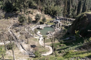 Gardone Riviera, Brescia, 2019: (Vittoriale degli italiani), yapay gölet, antik çeşme