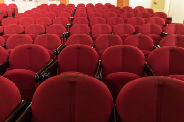 Sinema koltukları, kırmızı koltuklar.