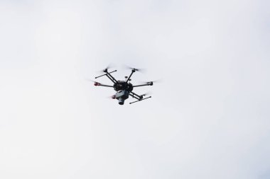 Bulutlarla, teknoloji ekipmanlarıyla gökyüzünde uçan dron