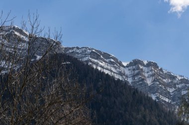 Karla kaplı dağlarla kaplı güzel bir manzara.