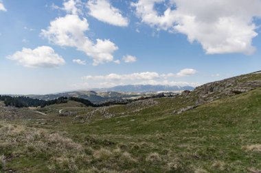 Dramatik doğa sahnesi, tepesinde karla Lessinia parkının dağları.