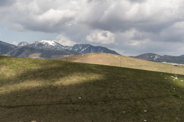 Dramatik doğa sahnesi, tepesinde karla Lessinia parkının dağları.