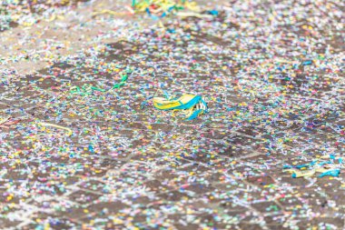 Döşeme taşı sokağına saçılmış renkli konfeti