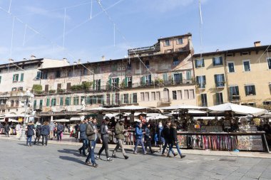 VERONA, ITALY, FEBRUARY, 16, 2019: şehir sokaklarının manzarası 