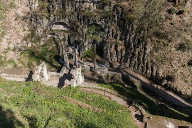 Gardone Riviera, Brescia, 2019: (Vittoriale degli italiani), yapay gölet, antik çeşme