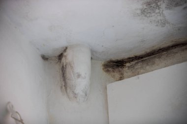 Banyonun köşelerinde küf var.