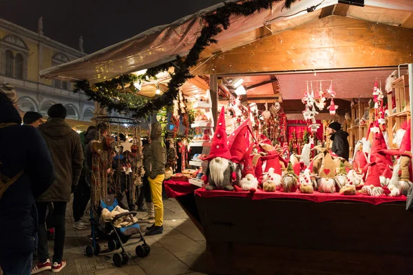 Straßenfotos Alte Stadtgebäude Bei Nacht Menschen Auf Dem Weihnachtsmarkt — Stockfoto