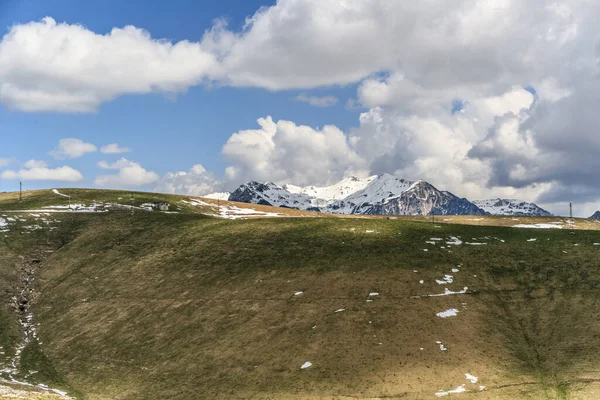 Dramatik Doğa Sahnesi Tepesinde Karla Lessinia Parkının Dağları — Stok fotoğraf