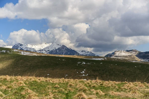 Dramática Escena Naturaleza Montañas Lessinia Parc Con Nieve Parte Superior —  Fotos de Stock
