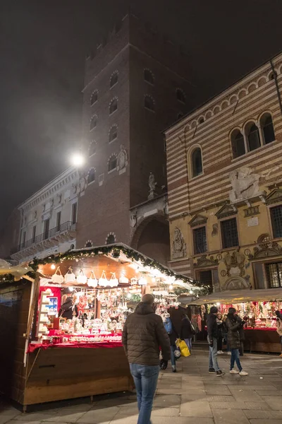 Gatufoto Gamla Stadsbyggnader Natten Människor Julmarknaden — Stockfoto