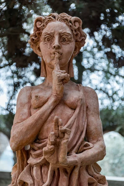 意大利 2019年3月4日 用手指捂住嘴的雕像 保持安静 — 图库照片
