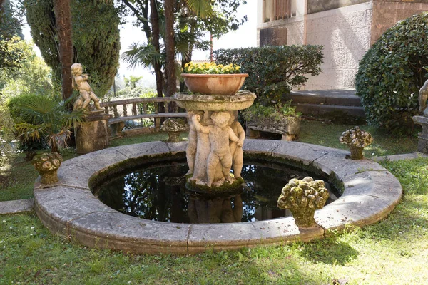 Hermosa Fuente Antigua Con Estatuas Niños — Foto de Stock