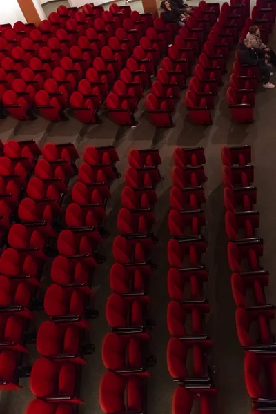 映画館の女性たち劇場の列の赤い椅子 — ストック写真