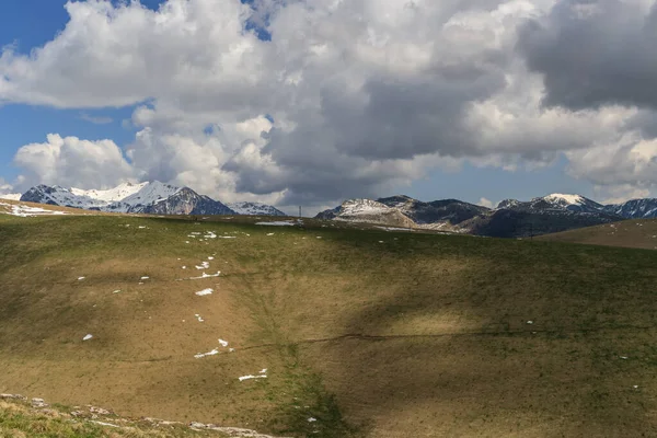 Dramática Escena Naturaleza Montañas Lessinia Parc Con Nieve Parte Superior — Foto de Stock