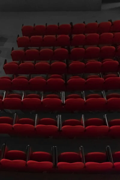 극장에서 빈빨간 의자들 — 스톡 사진