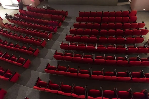 극장에 여자들 극장에서 늘어선 의자들 — 스톡 사진
