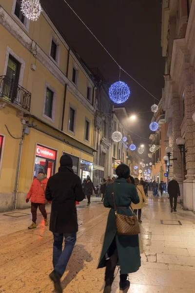 Photo Rue Bâtiments Vieille Ville Nuit Les Gens Marchent — Photo