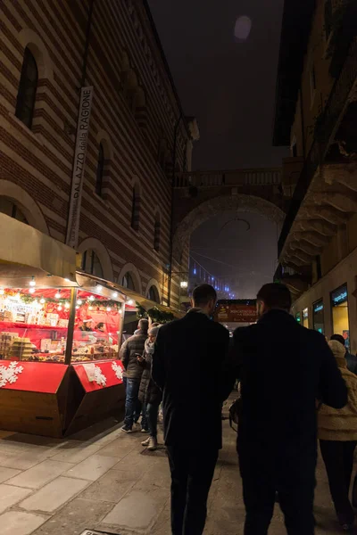 Фото Вулиці Старі Міські Будинки Вночі Люди Різдвяному Ринку — стокове фото