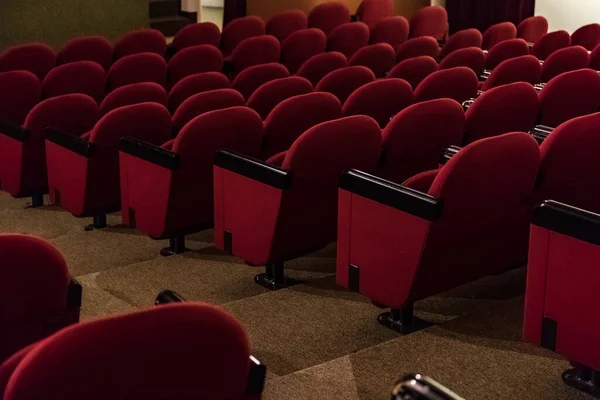극장에서 빈빨간 의자들 — 스톡 사진