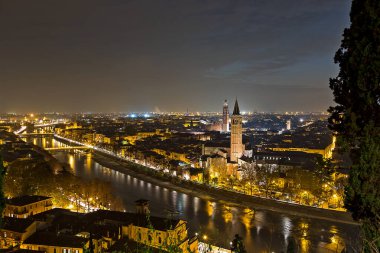 Geceleri Verona. Gece Adige Nehri