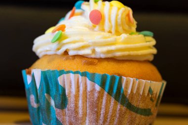 Kekler sepete. Kapıları kapatın.