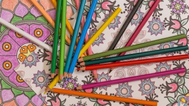 Renkli kalemlerin yakın plan görüntüsü