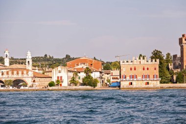 Castello Scaligero (Lazise). Lazise gölden görüldü Garda.