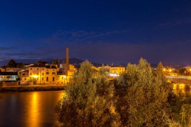Önünde kilise olan eski kasabanın gece manzarası.