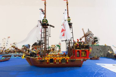 VERONA, İTALYA - 14 EKİM 15 EKİM 2017: 15 EKİM 2017 Oyunlara, oyuncaklara ve çocuklara adanmış ticaret fuarında Lego tuğlaları inşa etmenin ayrıntıları 
