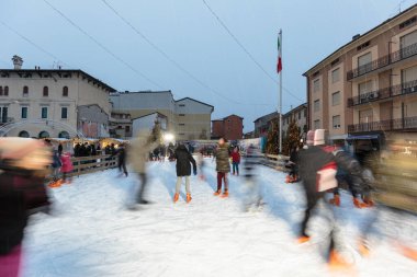 BUSSOLENGO, VERONA, ITALY - 10 Aralık 2017: Bussolengo Duomo 'daki ilk kar taneleri olan Piazza Duomo' daki kayak yamacında ve Noel süslemesinde kar yağışı