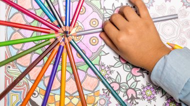 Renkli kalemlerin yakın plan görüntüsü