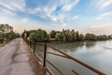 İsrail eyaletinin başkentindeki nehrin manzarası.