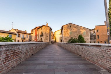 Mincio Nehri 'ndeki Borghetto Konsolosu Mincio, Nehir kenarındaki köy