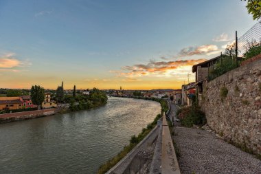 Geceleri peskantin. Gece Adige Nehri