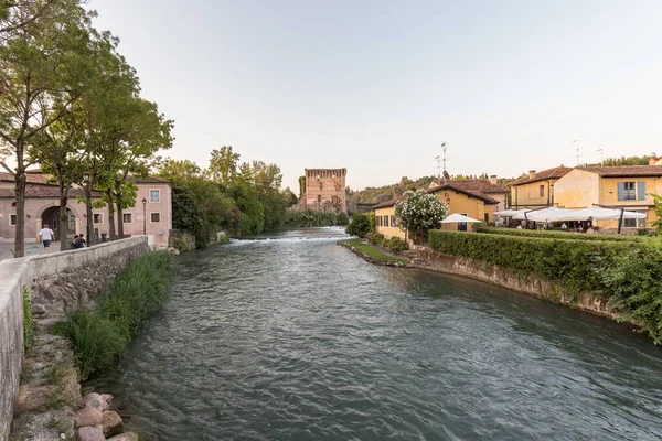Borghetto Konsolosu Mincio, Mincio nehrindeki turist köyü.