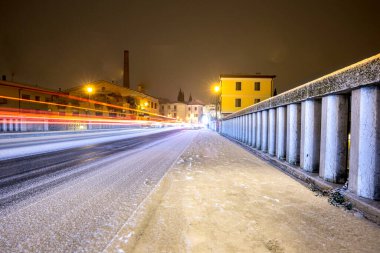 BUSSOLENGO, VERONA, ITALY - 10 Aralık 2017: Bussolengo Duomo 'daki ilk kar taneleri olan Piazza Duomo' daki kayak yamacında ve Noel süslemesinde kar yağışı