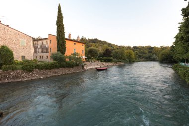 Mincio Nehri 'ndeki Borghetto Konsolosu Mincio, Nehir kenarındaki köy