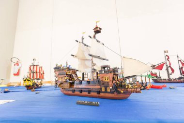 VERONA, İTALYA - 14 EKİM 15 EKİM 2017: 15 EKİM 2017 Oyunlara, oyuncaklara ve çocuklara adanmış ticaret fuarında Lego tuğlaları inşa etmenin ayrıntıları 