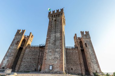 VALEGGIO SUL MINCIO, VERONA, İTALYA, AĞUSTOS, 20, 2017: Castello Scaligero, Saligeri Kalesi