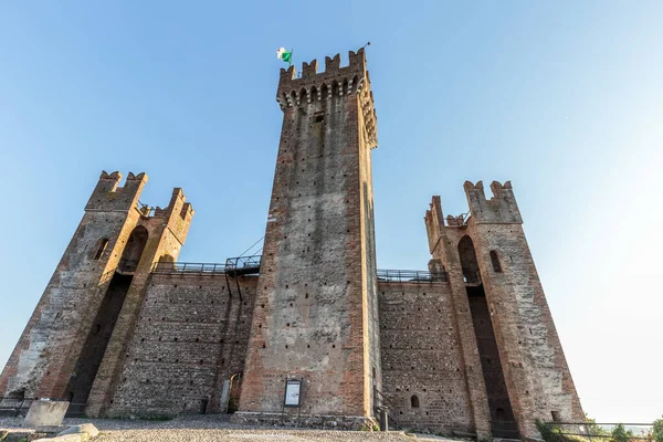VALEGGIO SUL MINCIO, VERONA, İTALYA, AĞUSTOS, 20, 2017: Castello Scaligero, Saligeri Kalesi