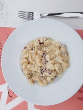 GNOCCHI DI MALGA DELLA LESSINIA, İtalyan dağ çayırı (Alm) yakınında çeşitli makarna el, gorgonzola ve kırmızı hindiba ile gnocchi yemeği