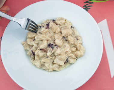 Alp gnocchi radicchio ve gorgonzola, gnocchi di malga, gnochi sbati, Lessinia doğal parkındaki tipik yemek.